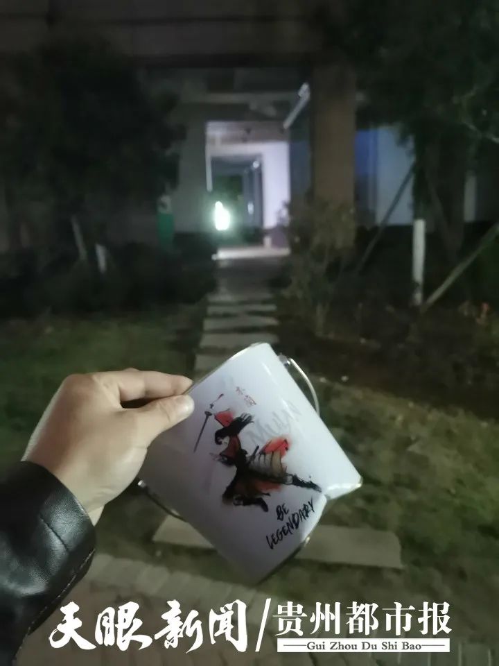 DƬ